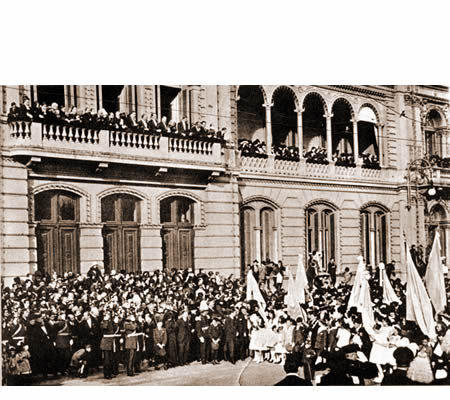 Concentración escolar frente a la Casa dc gobierno, 25 de mayo de 1919.(Archivo General de la Nación.)